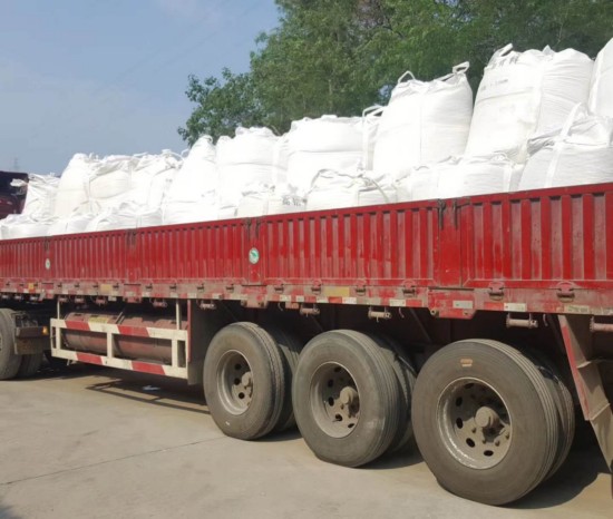 35噸鋁酸鈣粉裝車發往山東客戶手中！